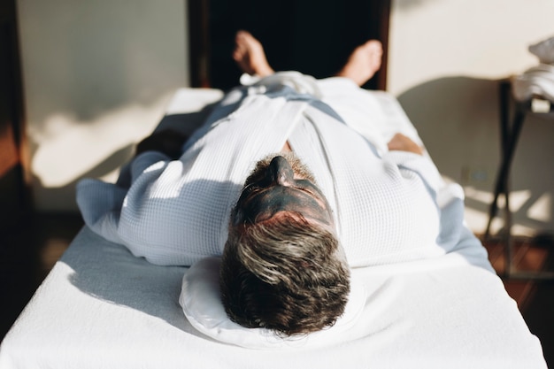 Homme se détendre dans un spa de beauté