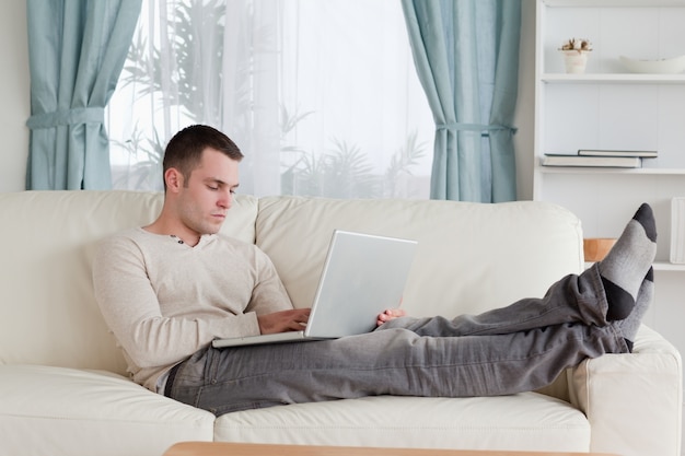 Homme se détendre avec un ordinateur portable