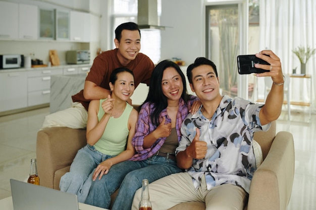 Un homme se fait un selfie avec ses amis.