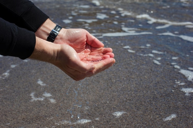 L'homme se lave les mains