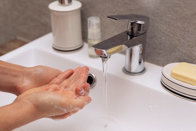 Un homme se lave soigneusement les mains à cause d'une épidémie.