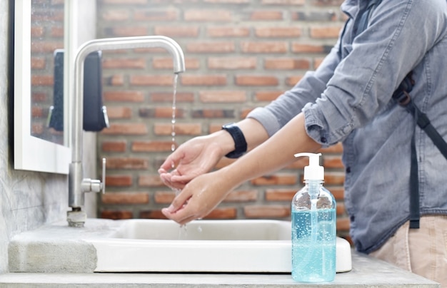 Homme Se Laver Les Mains Avec Du Savon, Concept D'hygiène