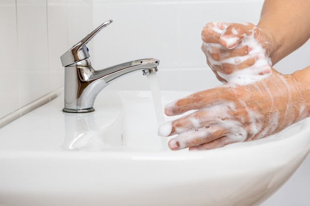 Homme se laver les mains avec pour la prévention du virus corona.