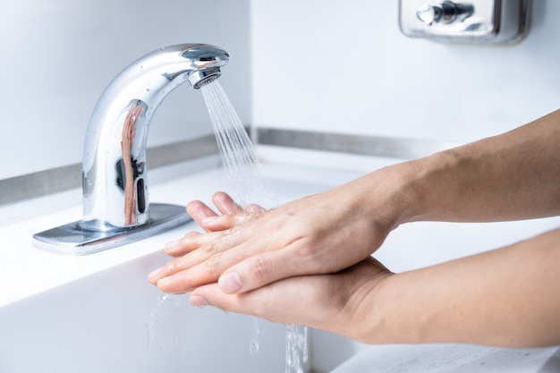 Homme se laver les mains