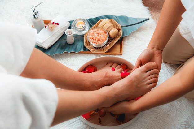 Photo un homme se livre à un massage des pieds dans le luxueux salon de spa quiescent.