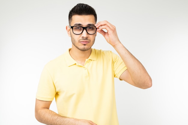 L'homme se met des lunettes de vision sur un fond blanc