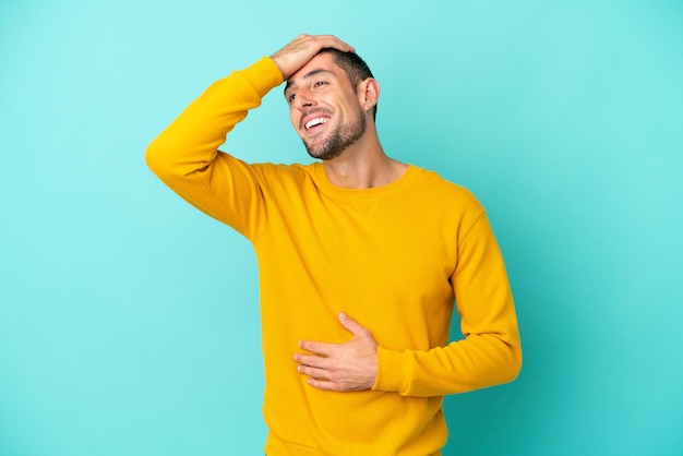 Homme se rasant la barbe sur fond blanc isolé avec une expression de surprise