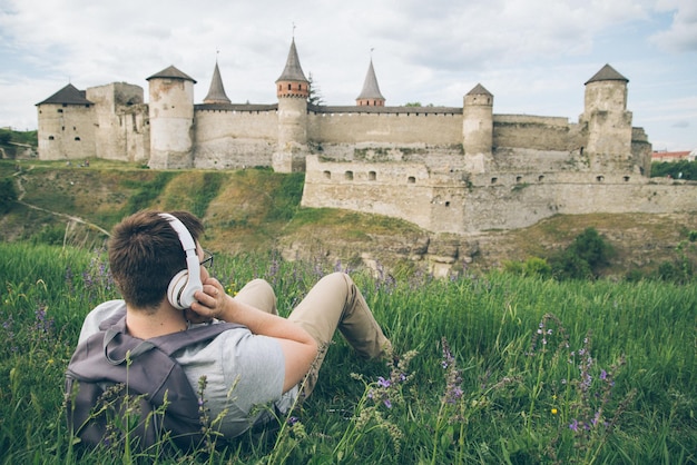 Homme se reposant sur le sol et écoutant de la musique