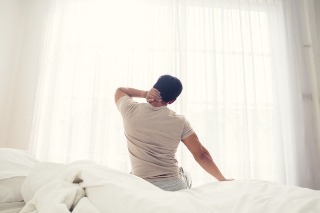 L'homme Se Réveille Le Matin