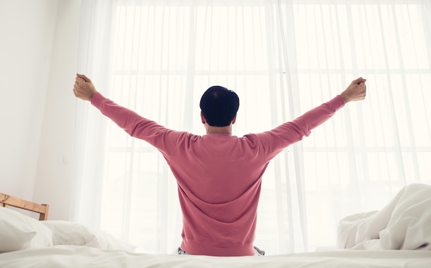 Photo l'homme se réveille le matin