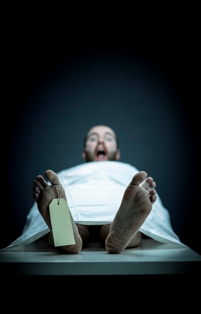 Un homme se réveille sur une table de morgue
