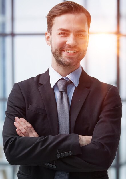 L'homme se sent en confiance au bureau.