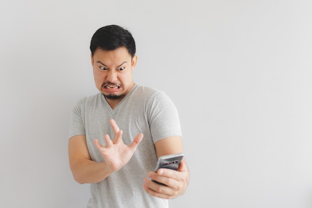 L&#39;homme se sent détesté et dégoûté de ce que montre le smartphone.