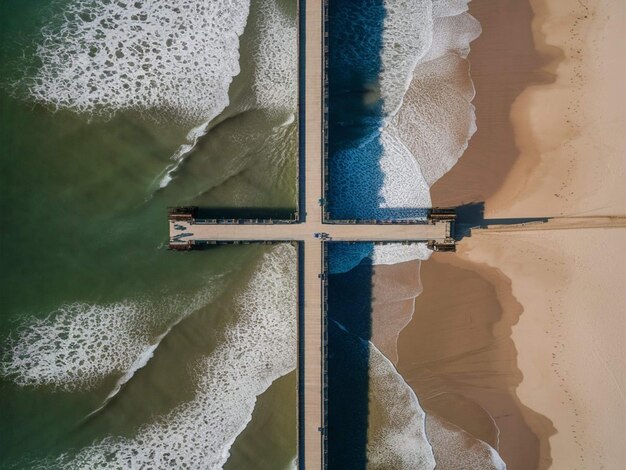 Photo un homme se tient devant un grand plan d'eau