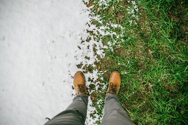 L'homme se tient là où l'hiver rencontre le printemps