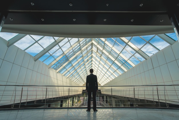 L'homme se tient sur le pont du centre d'affaires