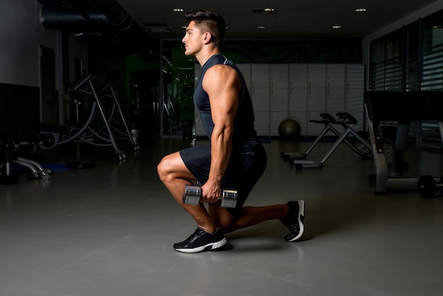 homme séance d'entraînement posture exercices de musculation musculation