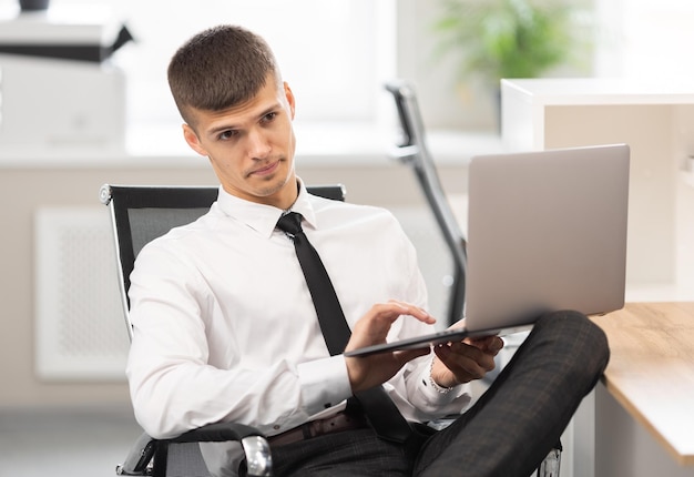 Homme séduisant au bureau au travail