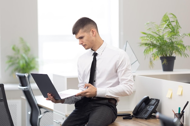 Homme séduisant au bureau au travail