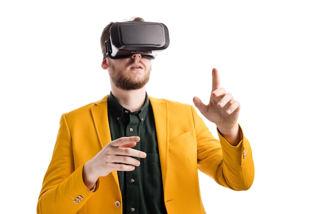 Homme séduisant caucasien utilisant la réalité virtuelle