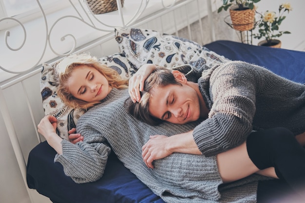 Homme Séduisant Et Femme Dans La Chambre Ensemble Câlins Mignon