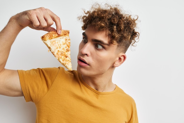 Homme séduisant, manger de la pizza posant gros plan fond isolé