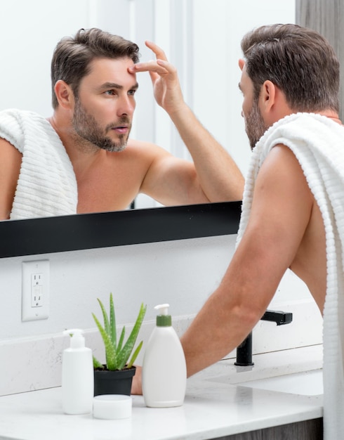 Homme séduisant avec une peau parfaite face au toucher après le rasage soins de la peau soins cosmétiques procédures c