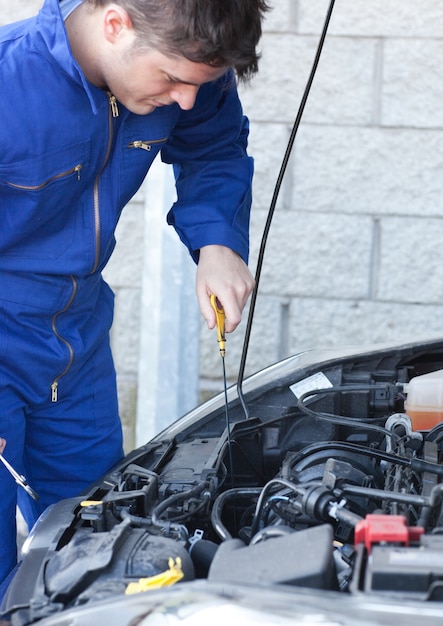 Homme séduisant, réparer une voiture