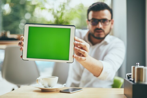 Homme séduisant travaillant au café