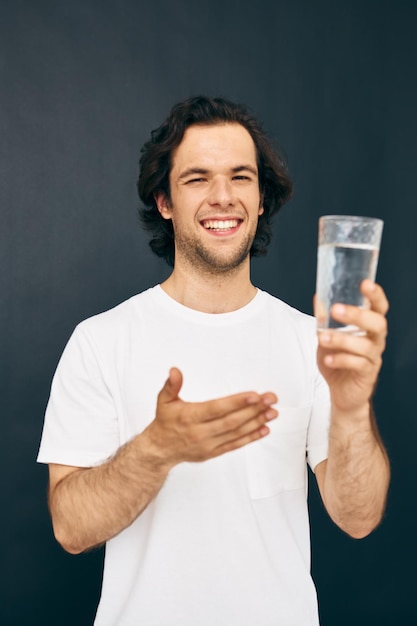 Homme séduisant verre transparent de fond isolé de santé de l'eau