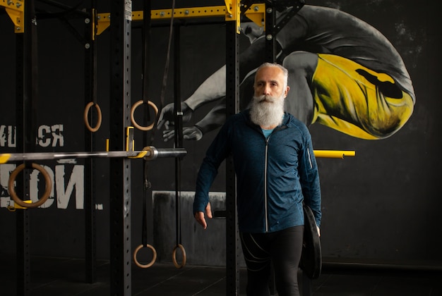 Homme Senior Barbu Sérieux Apprécie Le Style De Vie Sportif