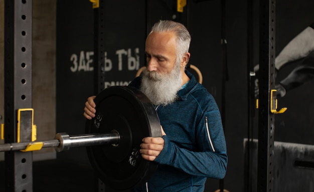 Homme senior barbu sérieux apprécie le style de vie sportif