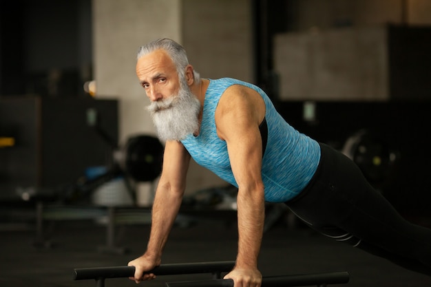 Homme senior barbu sérieux apprécie le style de vie sportif
