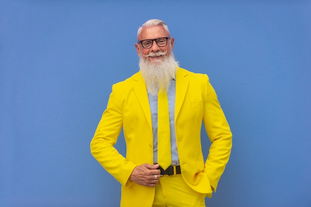 homme senior en costume jaune extravagant