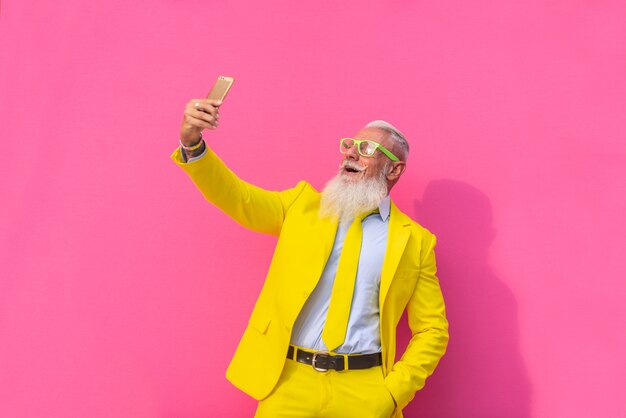 homme senior en costume jaune extravagant