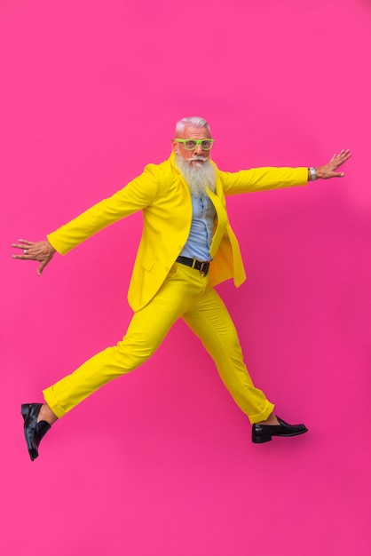 homme senior en costume jaune extravagant