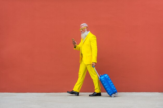 homme senior en costume jaune extravagant