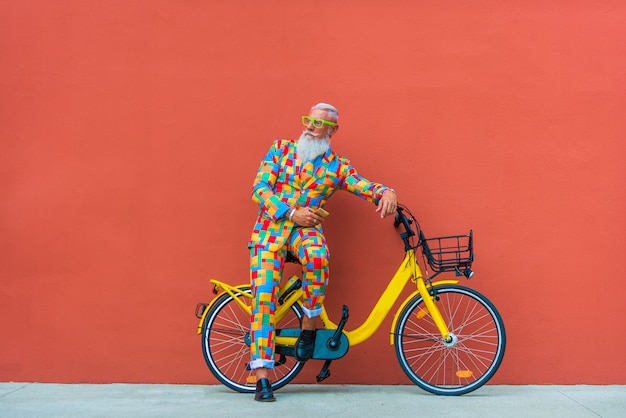 homme senior dans des vêtements colorés extravagants