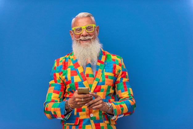 homme senior dans des vêtements colorés extravagants