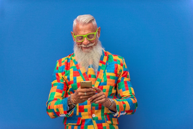 homme senior dans des vêtements colorés extravagants