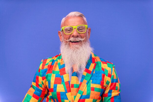 homme senior dans des vêtements colorés extravagants