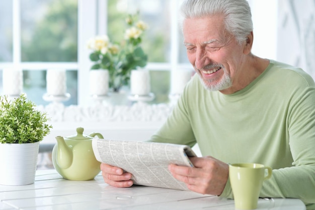 homme senior lisant un journal