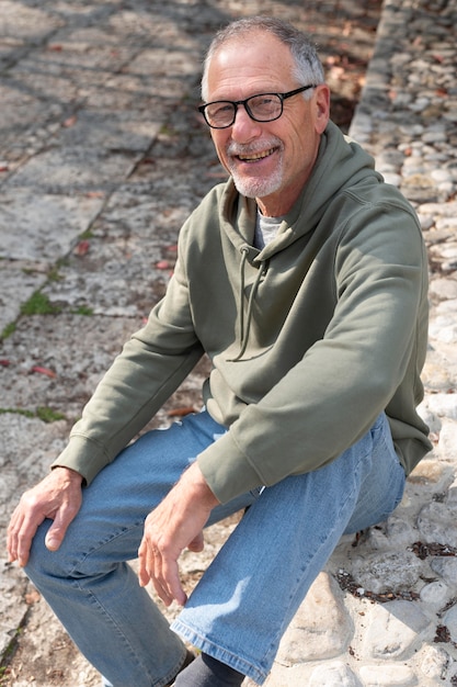 Photo homme senior moderne se détendre dans le parc