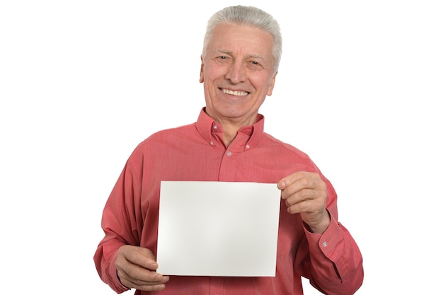 Homme senior avec panneau publicitaire vierge ou espace de copie isolé sur fond blanc