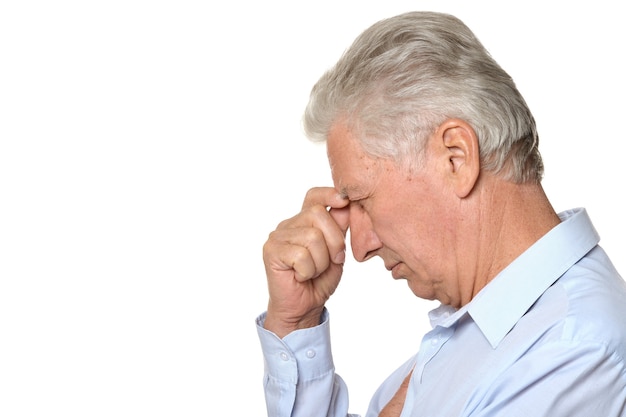 Homme senior réfléchi isolé sur fond blanc