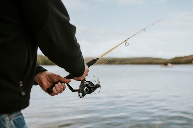 Homme senior à la retraite faisant de la pêche récréative