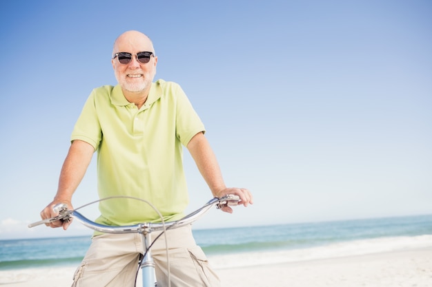 Homme senior souriant à vélo