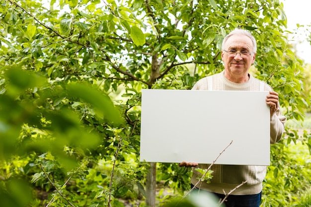 Homme Senior Tenant Une Toile Photo