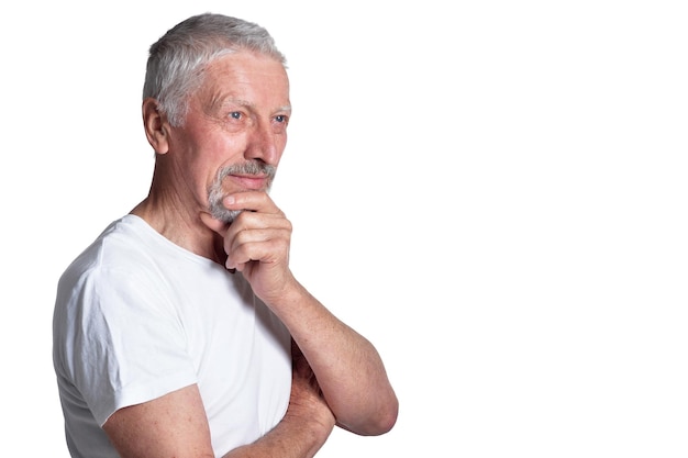 Homme senior triste isolé sur fond blanc