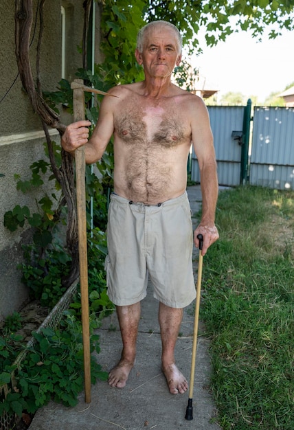 Homme séniot avec une canne